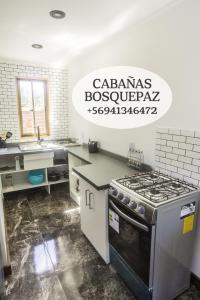 Il comprend une cuisine équipée d'une cuisinière et d'un évier. dans l'établissement Cabaña bosquepaz, à Algarrobo
