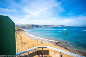 una vista de una playa con gente en ella en Brisamar Canteras, en Las Palmas de Gran Canaria