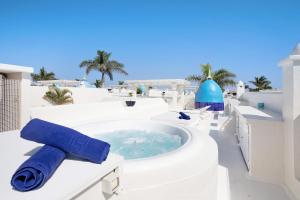 a hot tub on the balcony of a resort at Villa 87 in Corralejo
