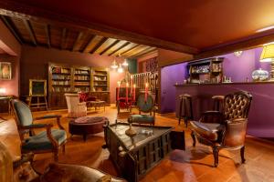ein Wohnzimmer mit Möbeln und einer lila Wand in der Unterkunft QUINTA DO MONTE DAS ABELHAS - La Vénus de Lisbonne in Calhandriz