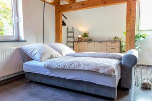 Un dormitorio con una cama con almohadas. en Pfälzer Nest, en Pleisweiler-Oberhofen