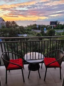 マヒンジャウリにあるUtopia on Green Capeのテーブルと椅子、海の景色を望むバルコニー