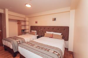 2 camas en una habitación con 2 camas sidx sidx sidx en Hotel Las Quenas, en Cusco