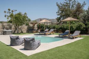 Bazén v ubytovaní SivasZen Luxury Villa, with Heated Pool & Spa Whirlpool, By ThinkVilla alebo v jeho blízkosti