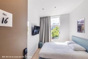 a bedroom with a bed and a window at Hotel 171 in Rotterdam