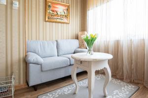uma sala de estar com um sofá e uma mesa em Muru Guesthouse em Kuressaare