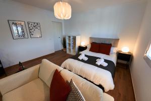 1 dormitorio con 1 cama grande y 1 sofá en Apartamentos Sierra de Las Nieves, en Ronda