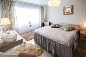 sypialnia z łóżkiem, krzesłem i oknem w obiekcie Muru Guesthouse w mieście Kuressaare