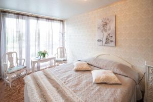 um quarto com uma cama branca e uma janela em Muru Guesthouse em Kuressaare