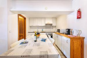 Η κουζίνα ή μικρή κουζίνα στο Piso Marina by Sealand Villas +18 φωτογραφίες