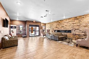 un ampio soggiorno con muro di mattoni di Cobblestone Hotel & Suites - Superior Duluth a Superior