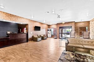 苏必利尔Cobblestone Hotel & Suites - Superior Duluth的大堂设有带沙发和椅子的等候区