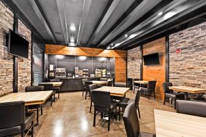 Cobblestone Hotel & Suites - Superior Duluth餐厅或其他用餐的地方