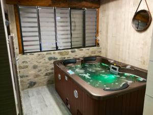 Fotografie z fotogalerie ubytování Maison de charme à Guchan avec vue sur la montagne et jacuzzi v destinaci Guchen + 25 fotografií