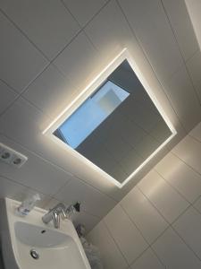 a bathroom with a mirror and a sink in it at GreenLeaf Lappersdorf - Terrasse - A93 Anbindung - Netflix - Stadtnah in Lappersdorf +25 photos