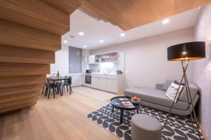 salon z kanapą i stołem w obiekcie Luxury Suites Liechtenstein w Wiedniu