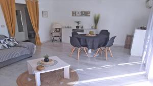 salon ze stołem i krzesłami w obiekcie Patio Fleuri w miejscowości Sainte-Maxime +5 zdjęć
