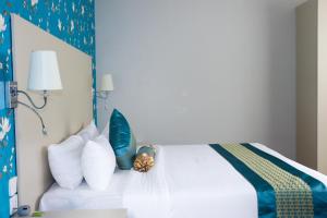 Postel nebo postele na pokoji v ubytování Blooming Suites