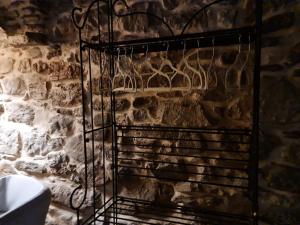 un perchero de metal en una pared de piedra en el baño en Rifugio dei Saraceni en Vallecrosia