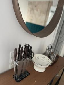 a counter with a mirror and some knives on it at GreenLeaf Lappersdorf - Terrasse - A93 Anbindung - Netflix - Stadtnah in Lappersdorf