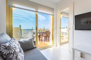 Posezení v ubytování Romana Playa 741 Apartment by GHR Rentals