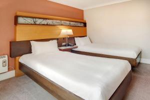 une chambre d'hôtel avec deux lits et une lampe dans l'établissement Best Western Plus The Quays Hotel Sheffield, à Sheffield