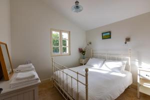 Posteľ alebo postele v izbe v ubytovaní Roques Cottage - Spacieuse maison pierre avec piscine chauffée, cuisine d'été, pétanque, ping-pong et jeux enfants - 10 min de Vic