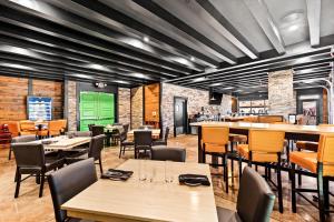 Cobblestone Hotel & Suites - Superior Duluth餐厅或其他用餐的地方
