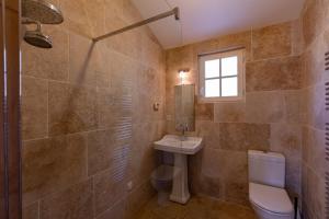 Kúpeľňa v ubytovaní Roques Cottage - Spacieuse maison pierre avec piscine chauffée, cuisine d'été, pétanque, ping-pong et jeux enfants - 10 min de Vic