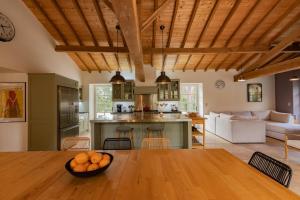 Kuchyňa alebo kuchynka v ubytovaní Roques Cottage - Spacieuse maison pierre avec piscine chauffée, cuisine d'été, pétanque, ping-pong et jeux enfants - 10 min de Vic