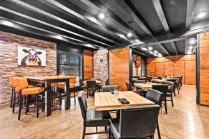 Cobblestone Hotel & Suites - Superior Duluth餐厅或其他用餐的地方