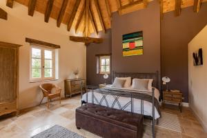 Posteľ alebo postele v izbe v ubytovaní Roques Cottage - Spacieuse maison pierre avec piscine chauffée, cuisine d'été, pétanque, ping-pong et jeux enfants - 10 min de Vic