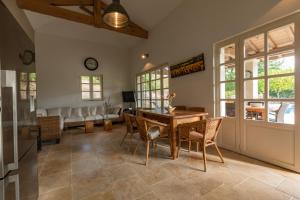 Posedenie v ubytovaní Roques Cottage - Spacieuse maison pierre avec piscine chauffée, cuisine d'été, pétanque, ping-pong et jeux enfants - 10 min de Vic
