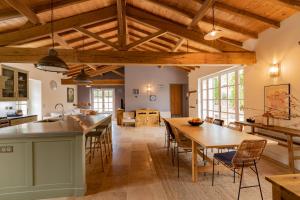 Posedenie v ubytovaní Roques Cottage - Spacieuse maison pierre avec piscine chauffée, cuisine d'été, pétanque, ping-pong et jeux enfants - 10 min de Vic