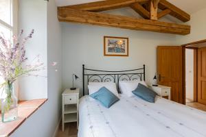 Posteľ alebo postele v izbe v ubytovaní Roques Cottage - Spacieuse maison pierre avec piscine chauffée, cuisine d'été, pétanque, ping-pong et jeux enfants - 10 min de Vic + 36 fotografií