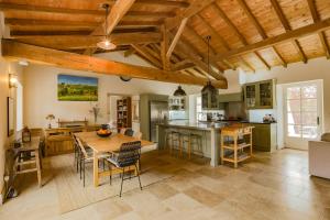 Kuchyňa alebo kuchynka v ubytovaní Roques Cottage - Spacieuse maison pierre avec piscine chauffée, cuisine d'été, pétanque, ping-pong et jeux enfants - 10 min de Vic