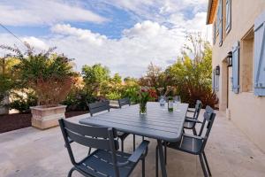 Balkón alebo terasa v ubytovaní Roques Cottage - Spacieuse maison pierre avec piscine chauffée, cuisine d'été, pétanque, ping-pong et jeux enfants - 10 min de Vic