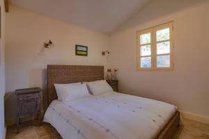 Posteľ alebo postele v izbe v ubytovaní Roques Cottage - Spacieuse maison pierre avec piscine chauffée, cuisine d'été, pétanque, ping-pong et jeux enfants - 10 min de Vic