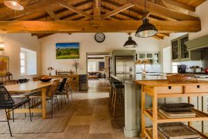 Reštaurácia alebo iné gastronomické zariadenie v ubytovaní Roques Cottage - Spacieuse maison pierre avec piscine chauffée, cuisine d'été, pétanque, ping-pong et jeux enfants - 10 min de Vic