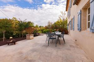 Balkón alebo terasa v ubytovaní Roques Cottage - Spacieuse maison pierre avec piscine chauffée, cuisine d'été, pétanque, ping-pong et jeux enfants - 10 min de Vic