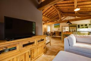 Televízia a/alebo spoločenská miestnosť v ubytovaní Roques Cottage - Spacieuse maison pierre avec piscine chauffée, cuisine d'été, pétanque, ping-pong et jeux enfants - 10 min de Vic