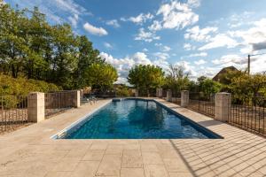 Bazén v ubytovaní Roques Cottage - Spacieuse maison pierre avec piscine chauffée, cuisine d'été, pétanque, ping-pong et jeux enfants - 10 min de Vic alebo v jeho blízkosti