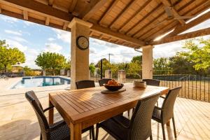 Bazén v ubytovaní Roques Cottage - Spacieuse maison pierre avec piscine chauffée, cuisine d'été, pétanque, ping-pong et jeux enfants - 10 min de Vic alebo v jeho blízkosti