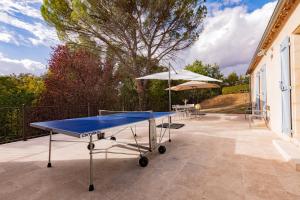 Stolný tenis v ubytovaní Roques Cottage - Spacieuse maison pierre avec piscine chauffée, cuisine d'été, pétanque, ping-pong et jeux enfants - 10 min de Vic alebo v jeho okolí