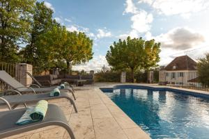 Bazén v ubytovaní Roques Cottage - Spacieuse maison pierre avec piscine chauffée, cuisine d'été, pétanque, ping-pong et jeux enfants - 10 min de Vic alebo v jeho blízkosti