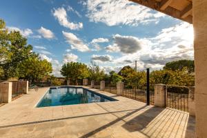 Bazén v ubytovaní Roques Cottage - Spacieuse maison pierre avec piscine chauffée, cuisine d'été, pétanque, ping-pong et jeux enfants - 10 min de Vic alebo v jeho blízkosti