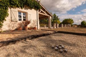 Vonkajšia záhrada v ubytovaní Roques Cottage - Spacieuse maison pierre avec piscine chauffée, cuisine d'été, pétanque, ping-pong et jeux enfants - 10 min de Vic