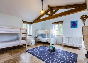 Posteľ alebo postele v izbe v ubytovaní Roques Cottage - Spacieuse maison pierre avec piscine chauffée, cuisine d'été, pétanque, ping-pong et jeux enfants - 10 min de Vic