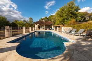 Bazén v ubytovaní Roques Cottage - Spacieuse maison pierre avec piscine chauffée, cuisine d'été, pétanque, ping-pong et jeux enfants - 10 min de Vic alebo v jeho blízkosti