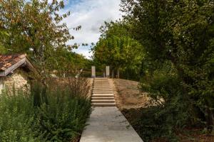 Vonkajšia záhrada v ubytovaní Roques Cottage - Spacieuse maison pierre avec piscine chauffée, cuisine d'été, pétanque, ping-pong et jeux enfants - 10 min de Vic